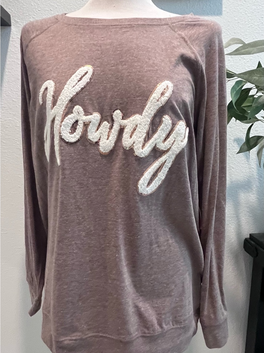 Ainsley Lightweight Heather Mauve Pullover with White 'Howdy' Appliqué
